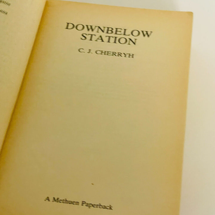 Downbelow Station • C.J Cherryh